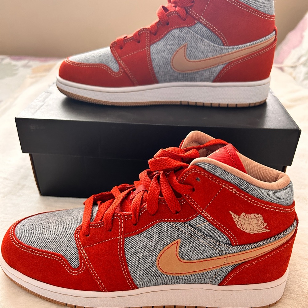 Jordan 1  MID 6y (GS 7.5 (women)